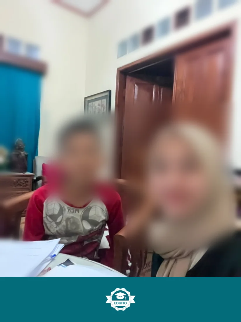 Tutor Edufio mendampingi siswa di kelas les bahasa jawa Jogja