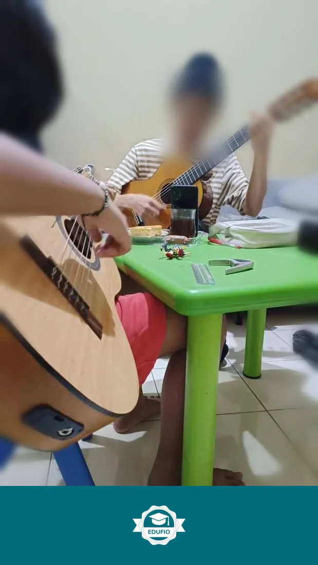 Momen sesi les gitar Jogja sedang berlangsung