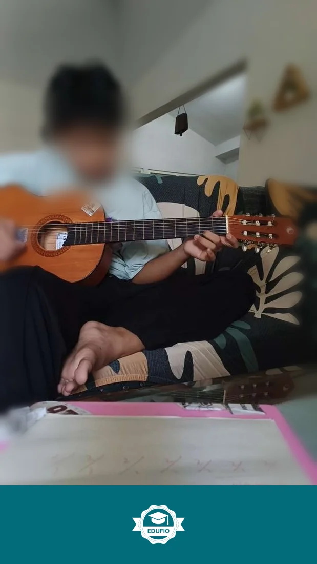 Siswa mengikuti les gitar Jogja bersama tutor Edufio