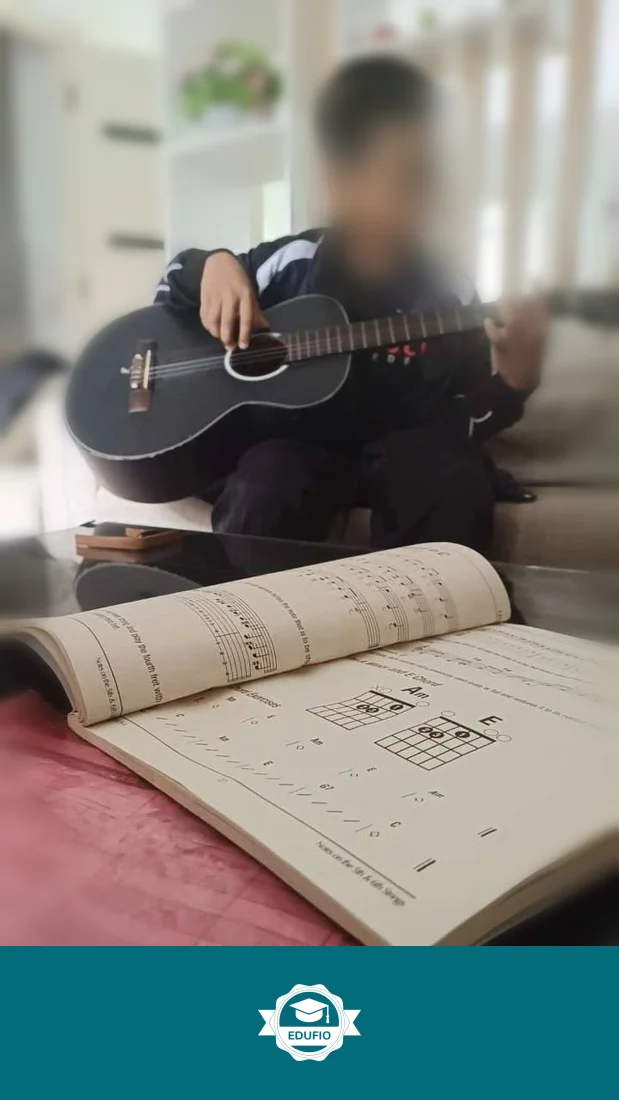 Galeri kelas les gitar Jogja: siswa bersama tutor Edufio