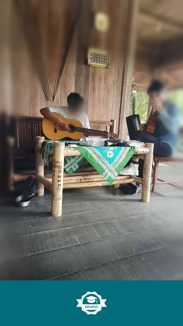 Tutor Edufio mendampingi siswa di kelas les gitar Jogja