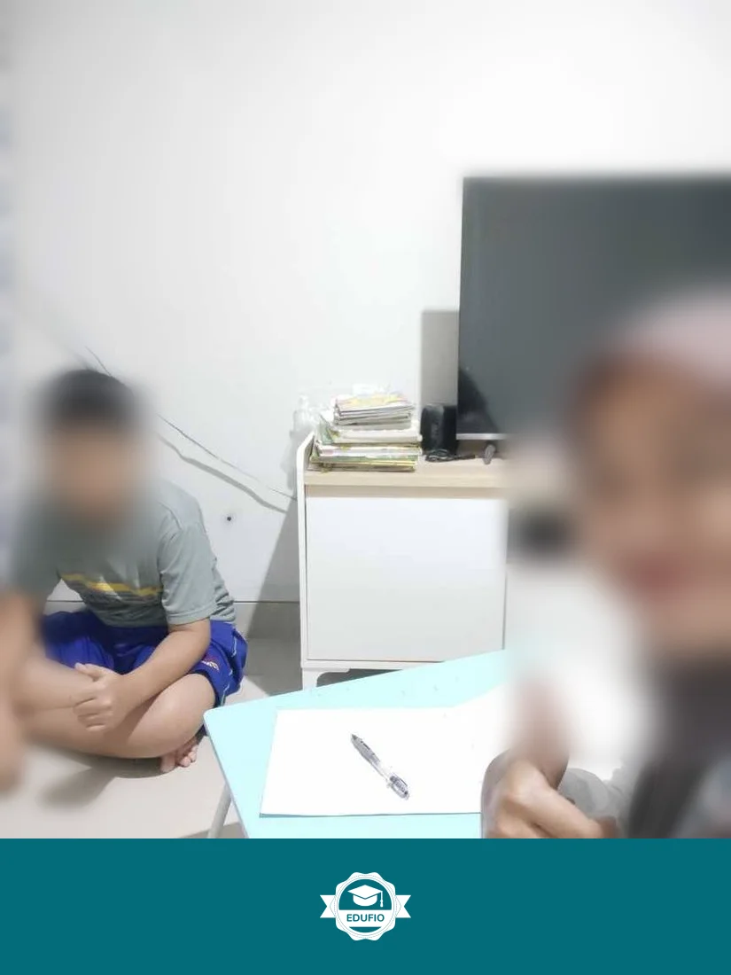 Tutor Edufio mendampingi siswa di kelas les matematika Jogja