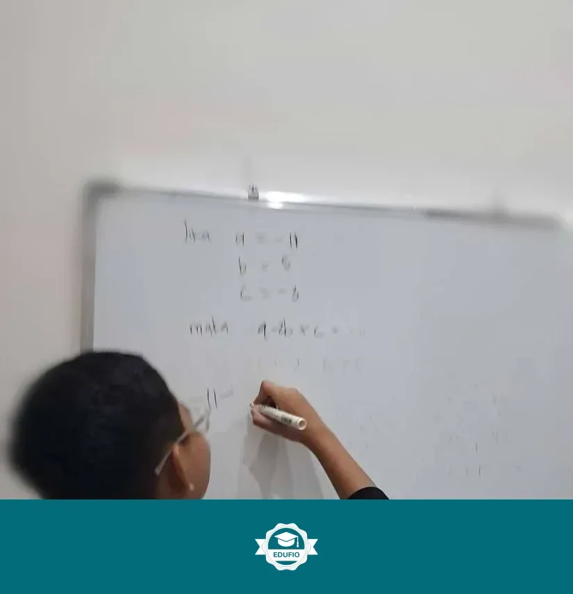 Momen sesi les matematika Jogja sedang berlangsung