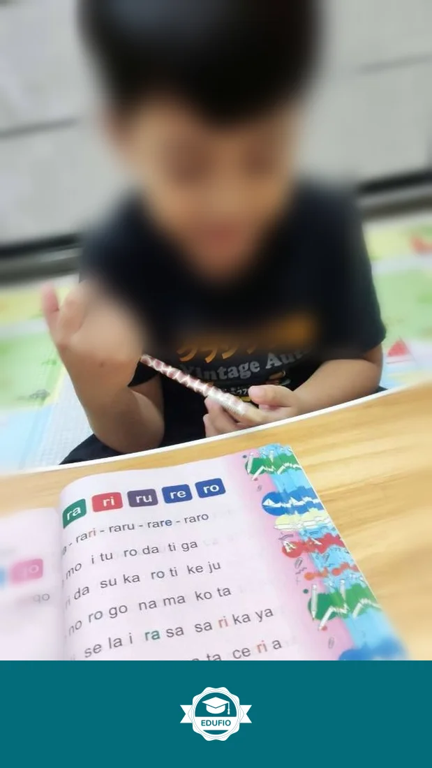 Tutor Edufio mendampingi siswa di kelas les membaca Jogja