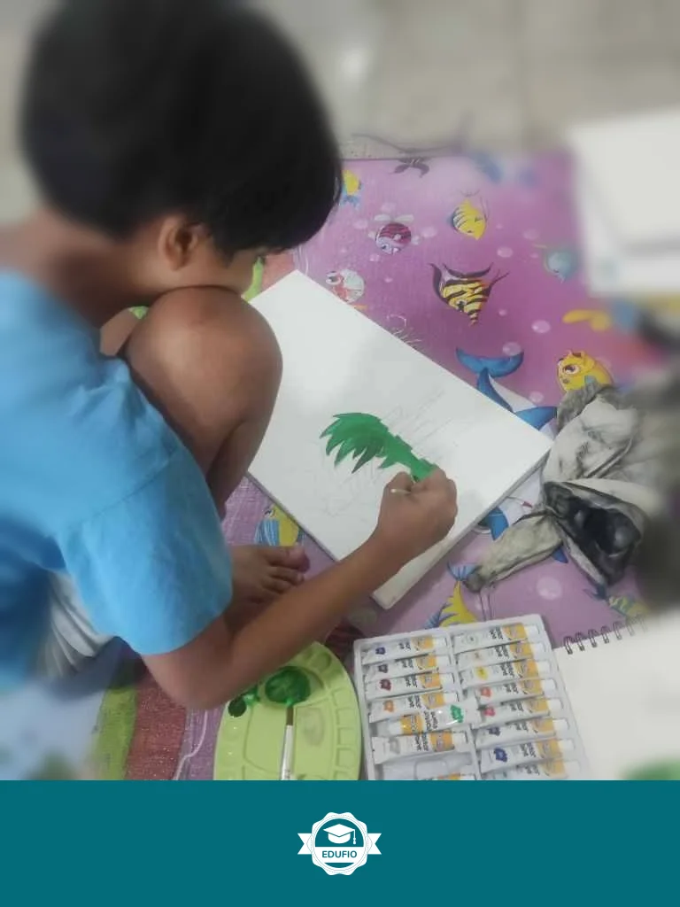 Tutor Edufio mendampingi siswa di kelas les menggambar Jogja