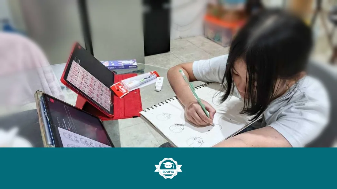 Momen sesi les menggambar Jogja sedang berlangsung