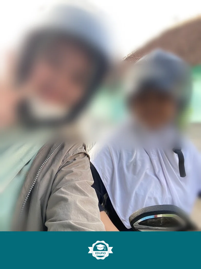Instruktur Edufio mendampingi siswa di kelas kursus mengendarai motor Jogja