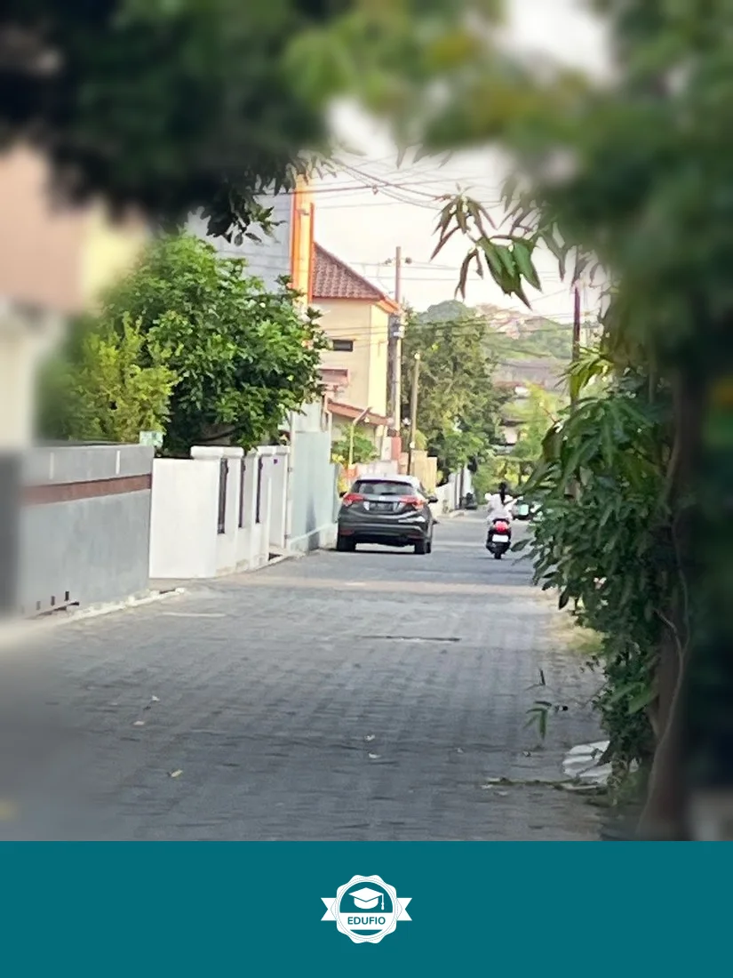 Galeri kelas kursus mengendarai motor Jogja: siswa bersama instruktur Edufio