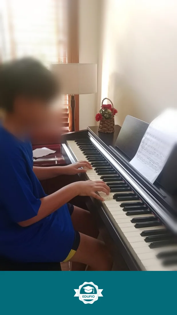 Momen sesi les piano Jogja sedang berlangsung