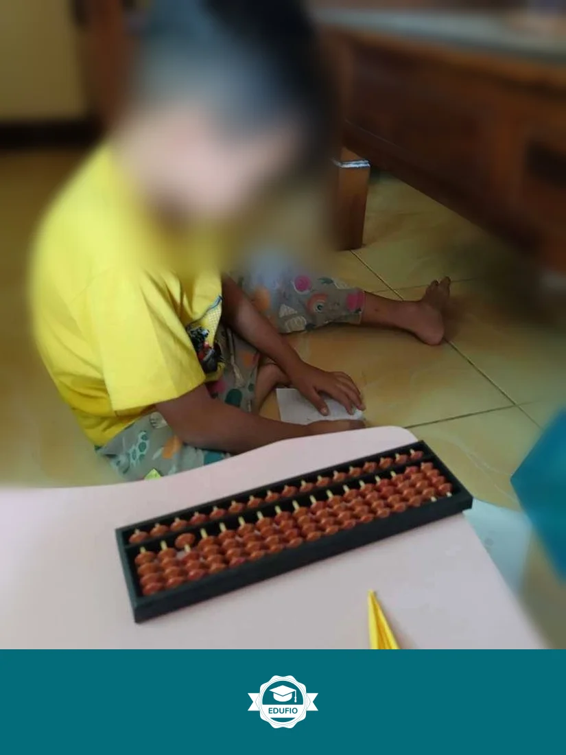 Tutor Edufio mendampingi siswa di kelas les sempoa Jogja