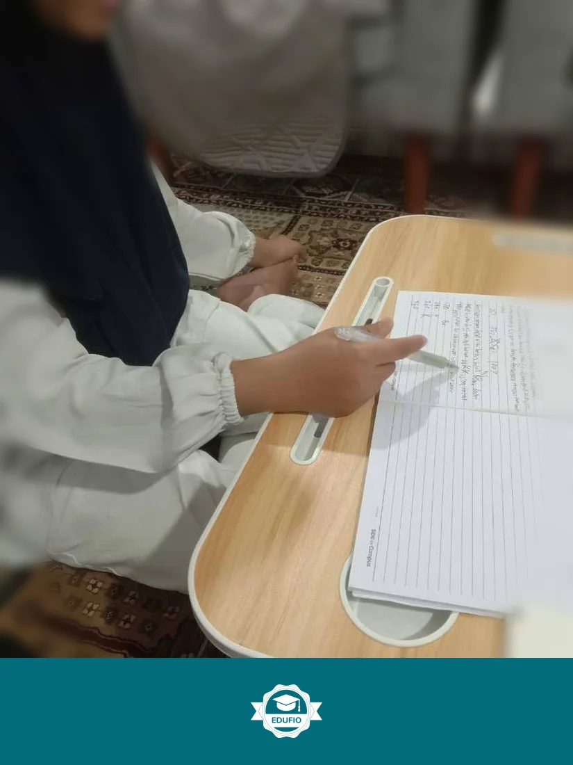 Tutor Edufio mendampingi siswa di kelas les tes TKA jenjang SMP Jogja