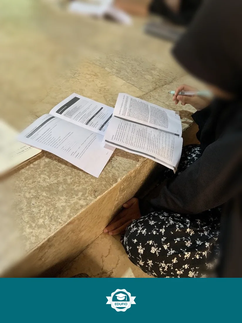 Tutor Edufio mendampingi siswa di kelas les TOEFL Jogja